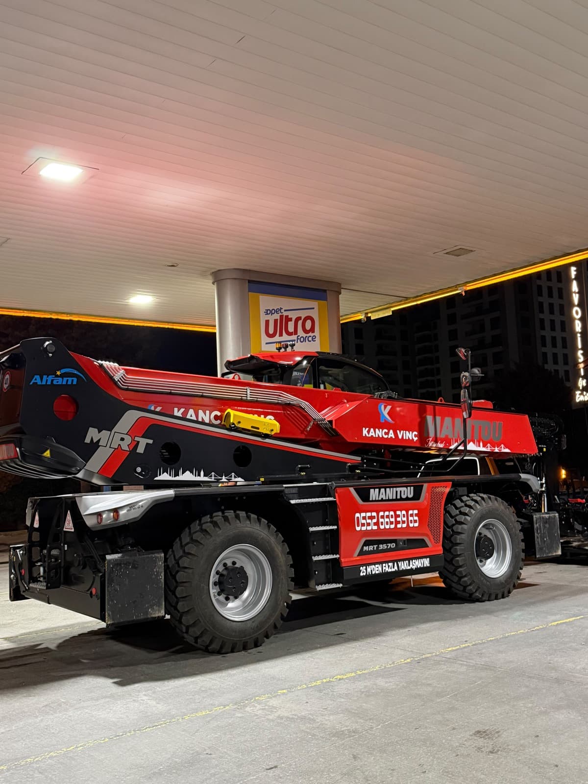Manitou MRT 3570 döner platformlu teleskopik yükleyici, Kanca Vinç — 35 metreye varan erişim